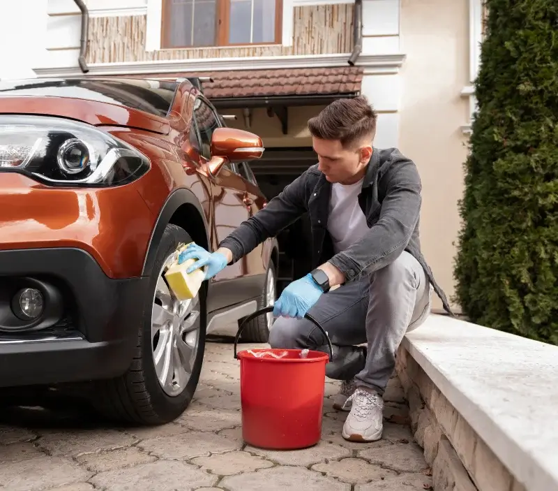 Lavage auto à domicile Brides-les-Bains : professionnel intervenant sur un véhicule
